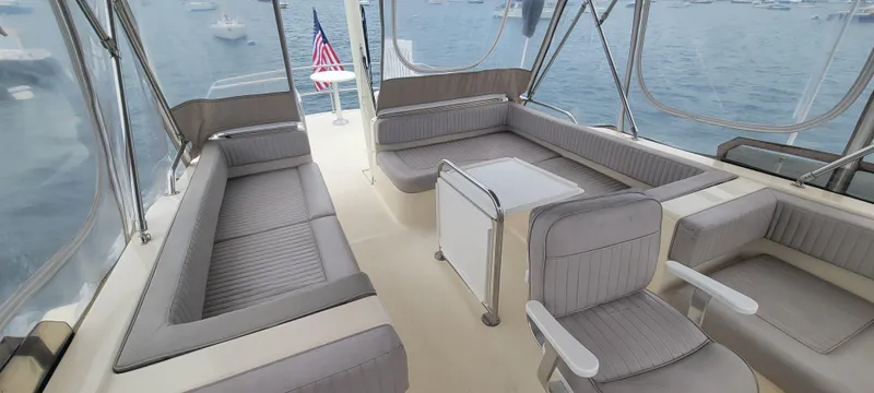 Pathfinder Yacht Photos Pics 2004 Mainship 400 Trawler interior with spacious seating and ocean view.