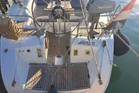 Sailboat "Enter Explicite 360" docked, featuring wooden deck and Johnson motor, 1999 model.