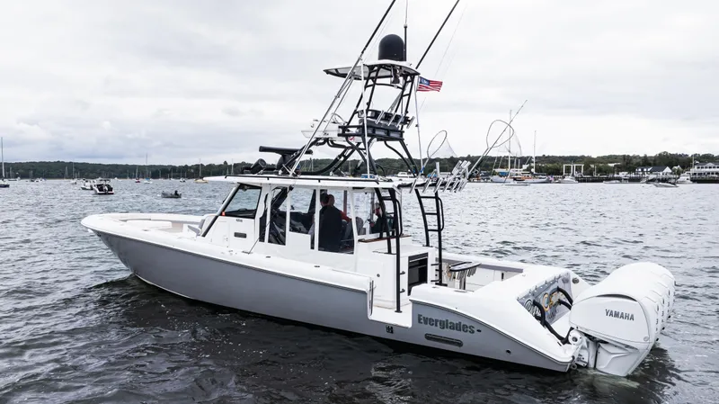  Yacht Photos Pics 2017 Everglades 435 CC boat on water with Yamaha engines, featuring a sleek design.