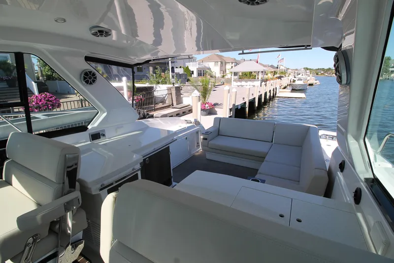  Yacht Photos Pics 2017-Monterey-360-Sport-Coupe-MarineMax-Brick