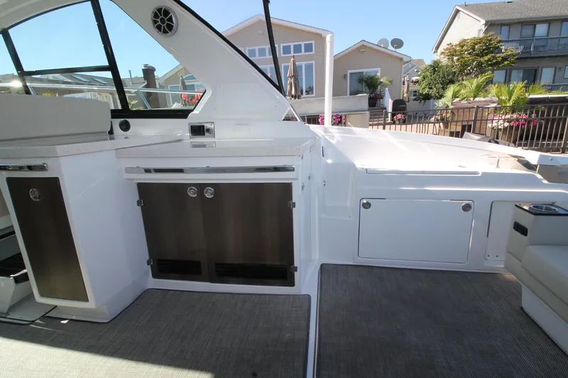  Yacht Photos Pics 2017-Monterey-360-Sport-Coupe-MarineMax-Brick