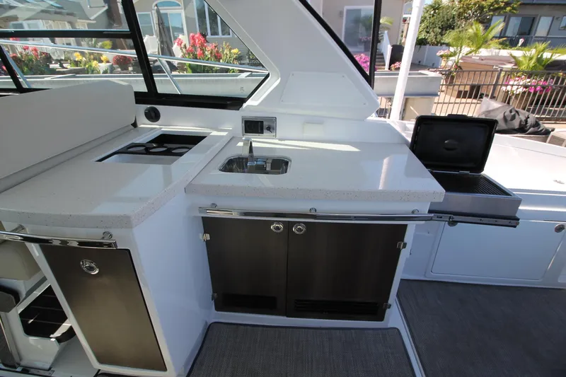  Yacht Photos Pics 2017-Monterey-360-Sport-Coupe-MarineMax-Brick