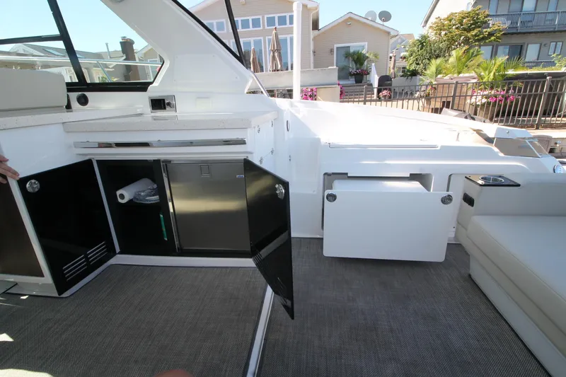  Yacht Photos Pics 2017-Monterey-360-Sport-Coupe-MarineMax-Brick