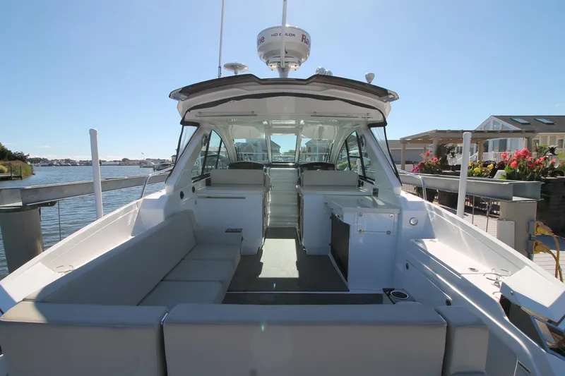  Yacht Photos Pics 2017-Monterey-360-Sport-Coupe-MarineMax-Brick