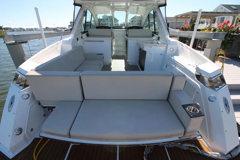  Yacht Photos Pics 2017-Monterey-360-Sport-Coupe-MarineMax-Brick