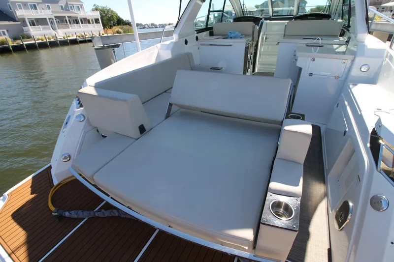  Yacht Photos Pics 2017-Monterey-360-Sport-Coupe-MarineMax-Brick