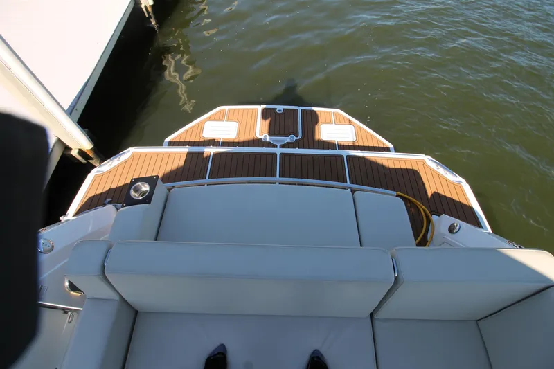  Yacht Photos Pics 2017-Monterey-360-Sport-Coupe-MarineMax-Brick