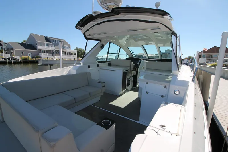  Yacht Photos Pics 2017-Monterey-360-Sport-Coupe-MarineMax-Brick