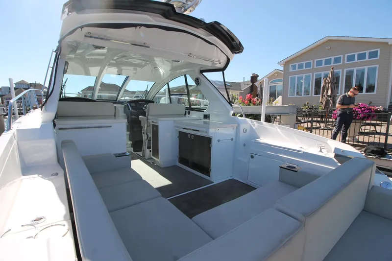  Yacht Photos Pics 2017-Monterey-360-Sport-Coupe-MarineMax-Brick