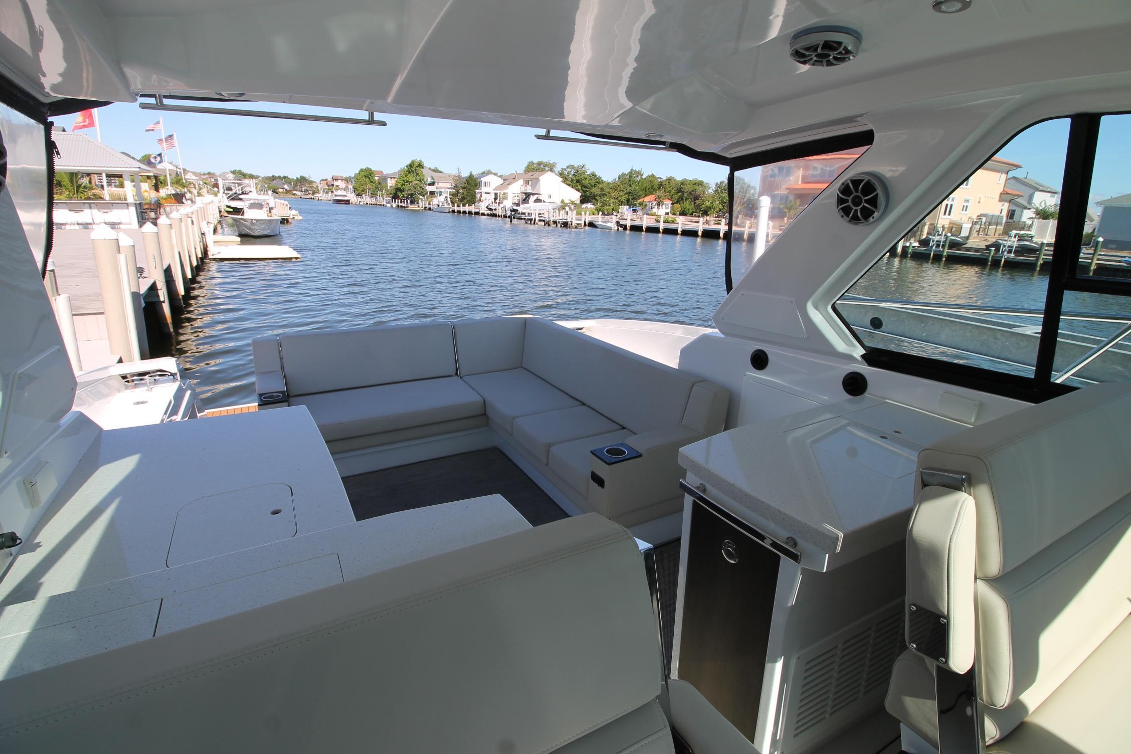 2011 monterey 360 sport yacht