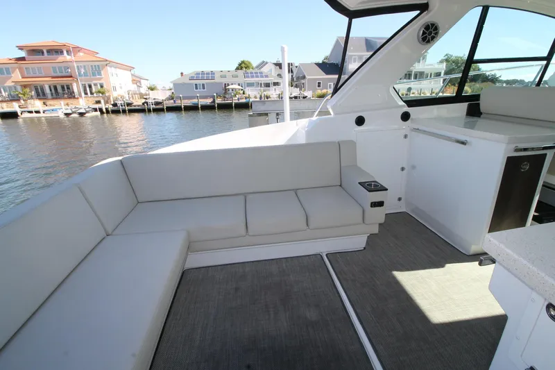  Yacht Photos Pics 2017-Monterey-360-Sport-Coupe-MarineMax-Brick