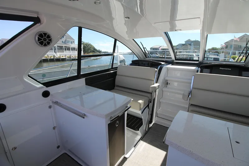  Yacht Photos Pics 2017-Monterey-360-Sport-Coupe-MarineMax-Brick