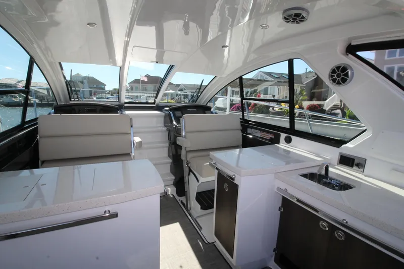  Yacht Photos Pics 2017-Monterey-360-Sport-Coupe-MarineMax-Brick