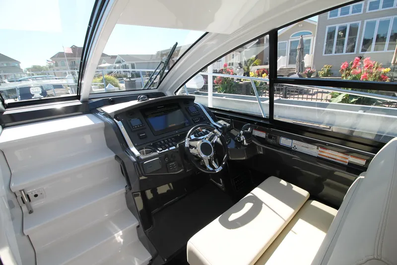  Yacht Photos Pics 2017-Monterey-360-Sport-Coupe-MarineMax-Brick