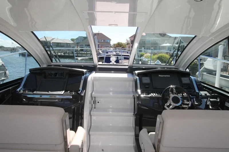  Yacht Photos Pics 2017-Monterey-360-Sport-Coupe-MarineMax-Brick