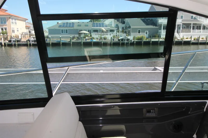  Yacht Photos Pics 2017-Monterey-360-Sport-Coupe-MarineMax-Brick