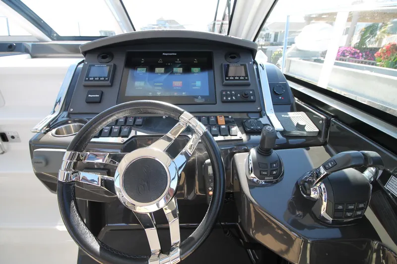  Yacht Photos Pics 2017-Monterey-360-Sport-Coupe-MarineMax-Brick