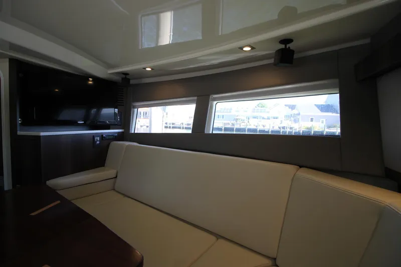  Yacht Photos Pics 2017-Monterey-360-Sport-Coupe-MarineMax-Brick