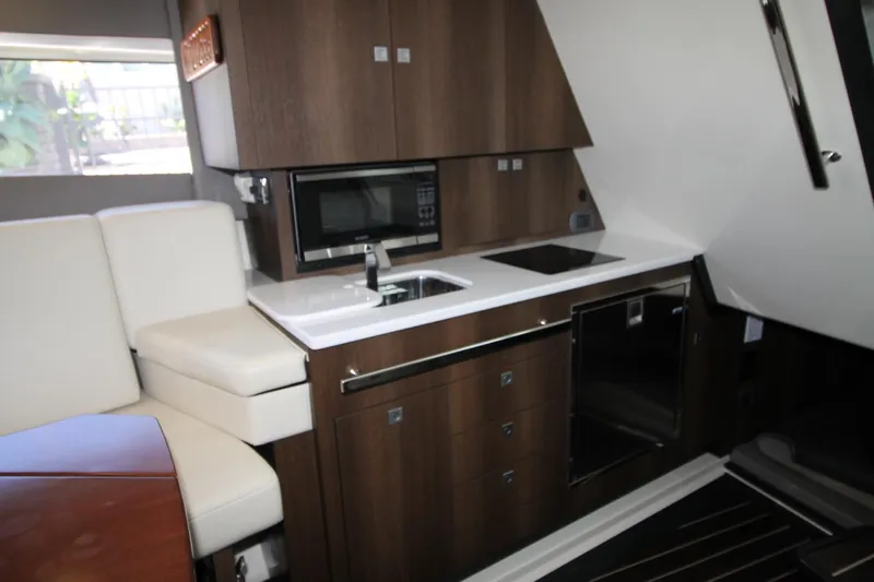  Yacht Photos Pics 2017-Monterey-360-Sport-Coupe-MarineMax-Brick