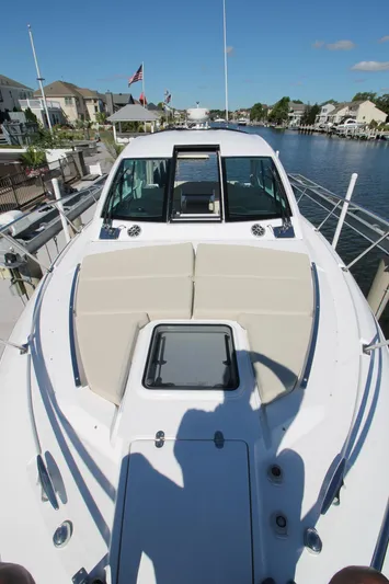  Yacht Photos Pics 2017-Monterey-360-Sport-Coupe-MarineMax-Brick