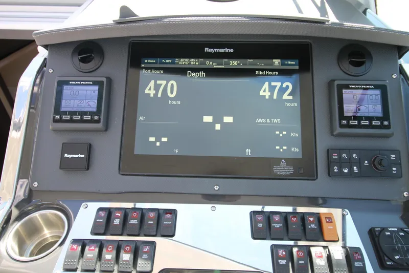  Yacht Photos Pics 2017-Monterey-360-Sport-Coupe-MarineMax-Brick