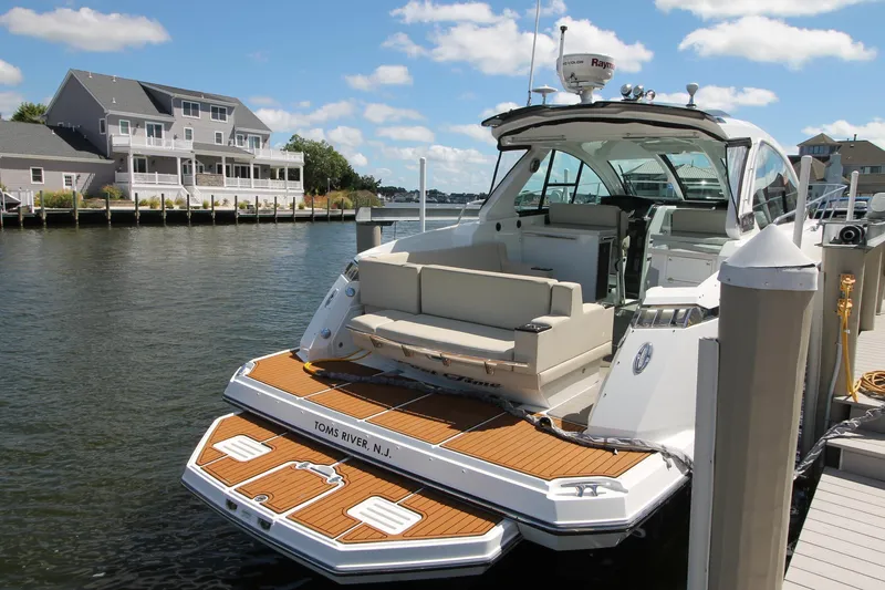  Yacht Photos Pics 2017-Monterey-360-Sport-Coupe-MarineMax-Brick