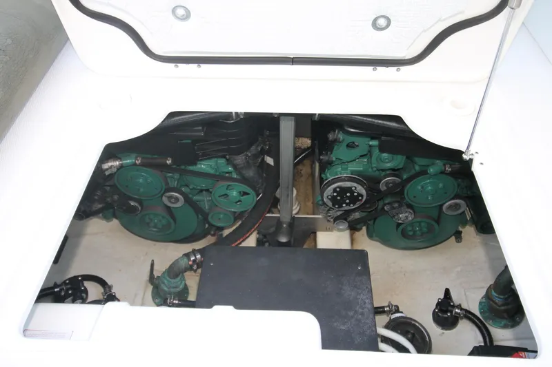  Yacht Photos Pics 2017-Monterey-360-Sport-Coupe-MarineMax-Brick