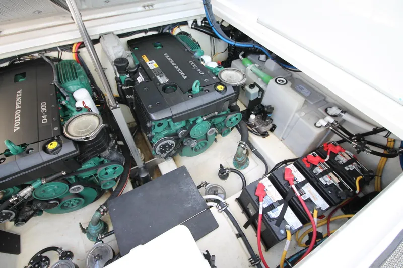  Yacht Photos Pics 2017-Monterey-360-Sport-Coupe-MarineMax-Brick