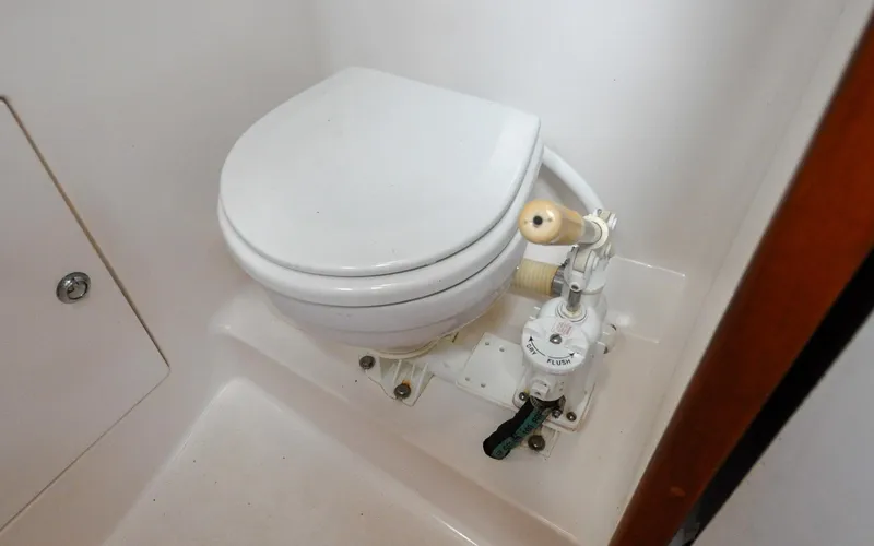 Canty Yacht Photos Pics J/42 - Canty - Aft Head - Toilette