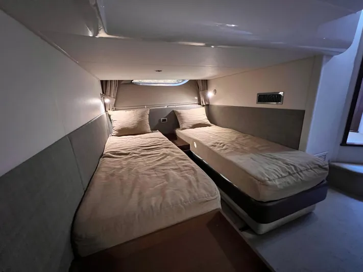  Yacht Photos Pics Interior cabin of 2016 Sea Ray 400 Sundancer with twin beds and modern design.