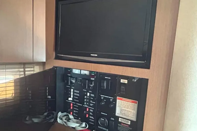  Yacht Photos Pics Interior of 2013 Searay 370 Venture with Toshiba TV and control panel.