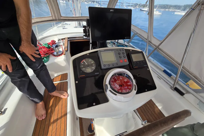 Luthien Yacht Photos Pics Center cockpit of 1998 Jeanneau Sun Odyssey 42 with navigation instruments and controls.