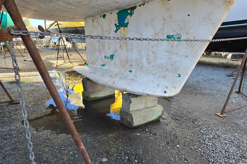 Luthien Yacht Photos Pics Jeanneau Sun Odyssey 42 keel on supports, 1998 model.