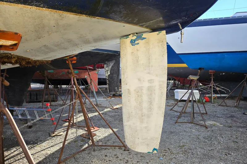 Luthien Yacht Photos Pics 1998 Jeanneau Sun Odyssey 42 on a boatyard stand.