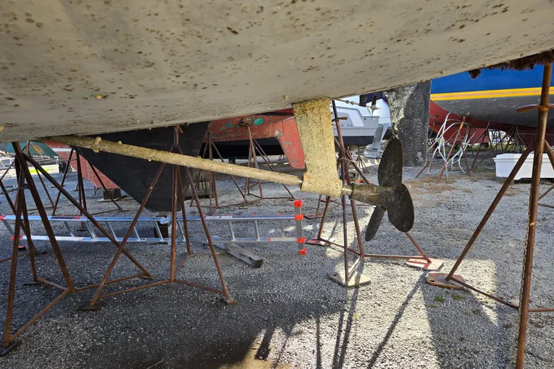 Luthien Yacht Photos Pics Jeanneau Sun Odyssey 42, 1998, propeller view in dry dock.