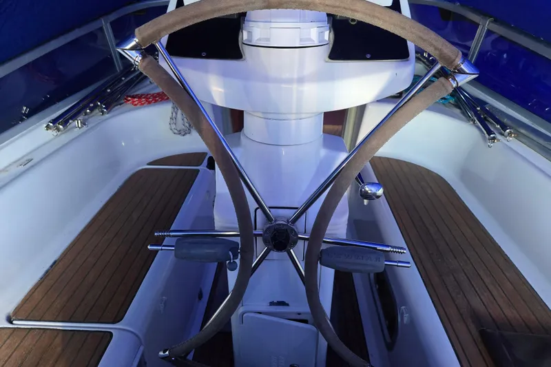 Luthien Yacht Photos Pics Steering wheel of Jeanneau Sun Odyssey 42, 1998 model.