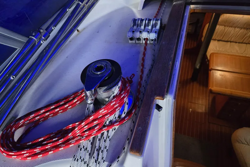 Luthien Yacht Photos Pics Jeanneau Sun Odyssey 42 cockpit with winch and ropes, year 1998.