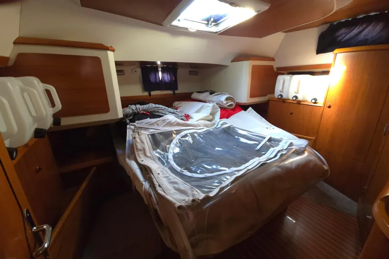 Luthien Yacht Photos Pics Interior of 1998 Jeanneau Sun Odyssey 42 with cozy cabin.