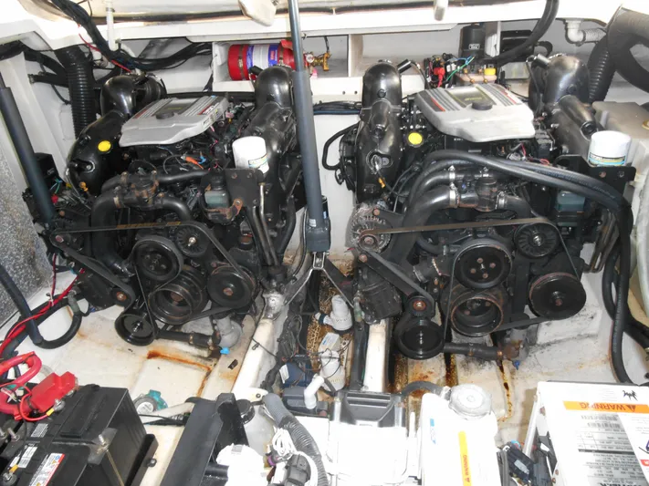 Legasea Yacht Photos Pics Twin engines in a 2013 Sea Ray 330 Sundancer boat engine room.