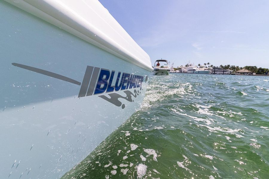 2022 Bluewater Sportfishing 2550 CC