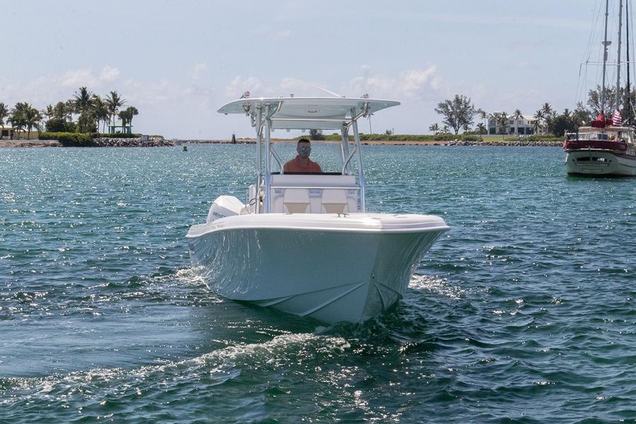 2022 Bluewater Sportfishing 2550 CC