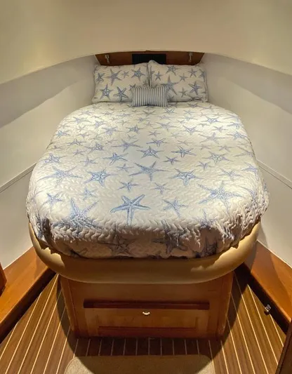 Sandpiper Yacht Photos Pics Cozy cabin bedroom in 2004 Mainship 340 boat with starfish-themed bedding.