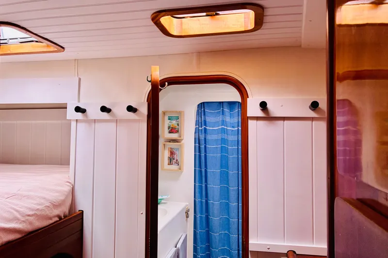 Scout Yacht Photos Pics Interior of 1992 Privilege 482 yacht with cozy cabin and blue curtain.