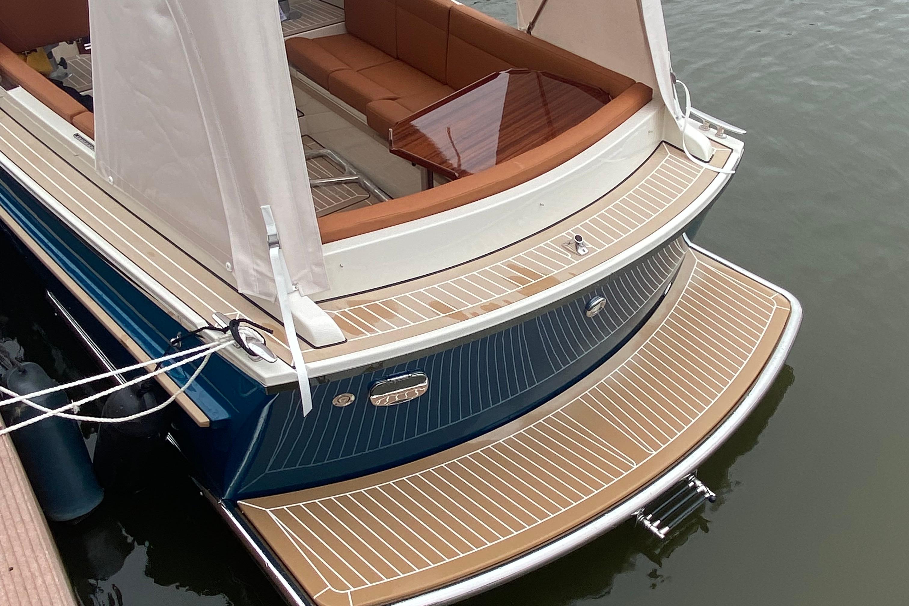 Luxury 2022 STATEMENT MARINE PTS 26 boat with elegant deck and seating area.