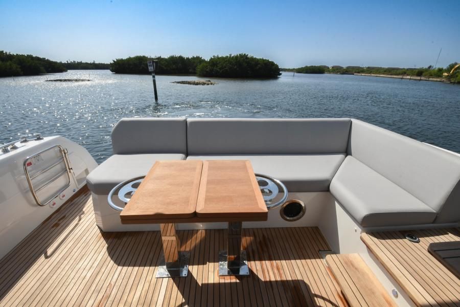 2023 Prestige 520 Flybridge