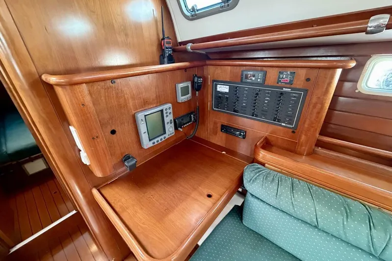 Eda Yacht Photos Pics Navigation station of 2000 Beneteau Oceanis 461 sailboat with control panel and instruments.