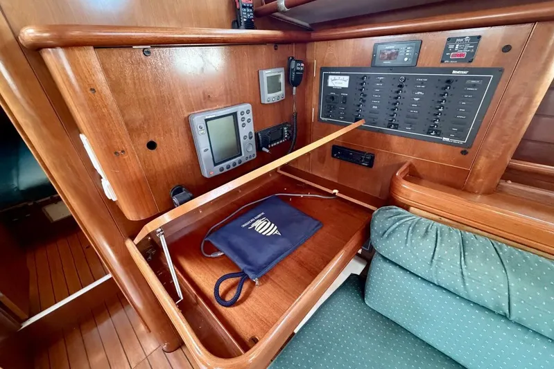 Eda Yacht Photos Pics Navigation station of 2000 Beneteau Oceanis 461 sailboat with control panel and instruments.