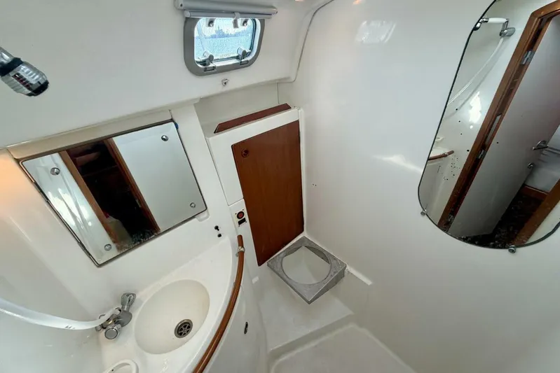 Eda Yacht Photos Pics Bathroom interior of 2000 Beneteau Oceanis 461 yacht, featuring sink and mirrors.