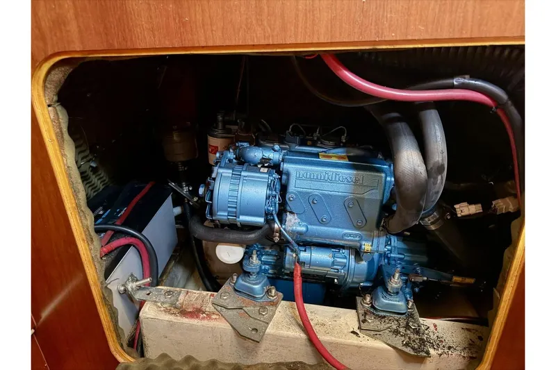 Eda Yacht Photos Pics Engine compartment of a 2000 Beneteau Oceanis 461 sailboat, featuring a blue marine diesel engine.