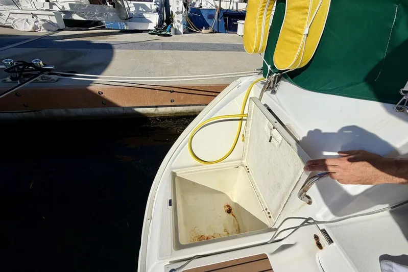 Eda Yacht Photos Pics Beneteau Oceanis 461 (2000) yacht deck with open storage compartment.